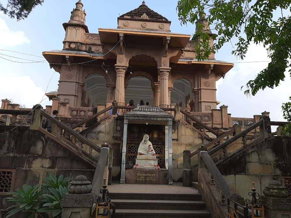 front-view-of-naulakha-mandir